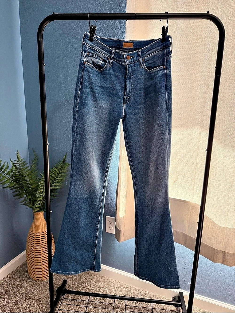 MOTHER The Weekender Flare Jeans in Layover Wash Denim. Waist size 29